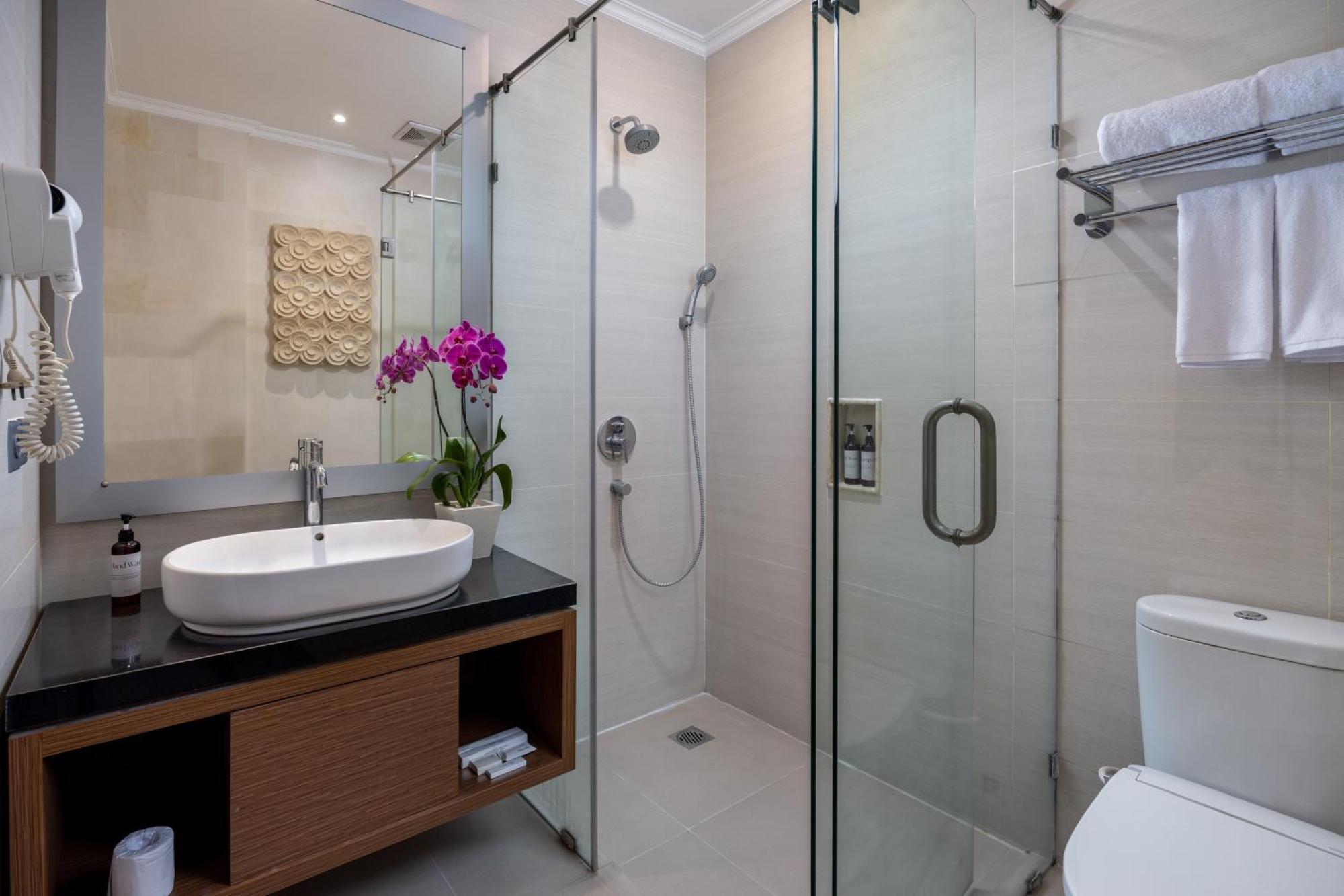 Adhi Jaya Hotel 4*